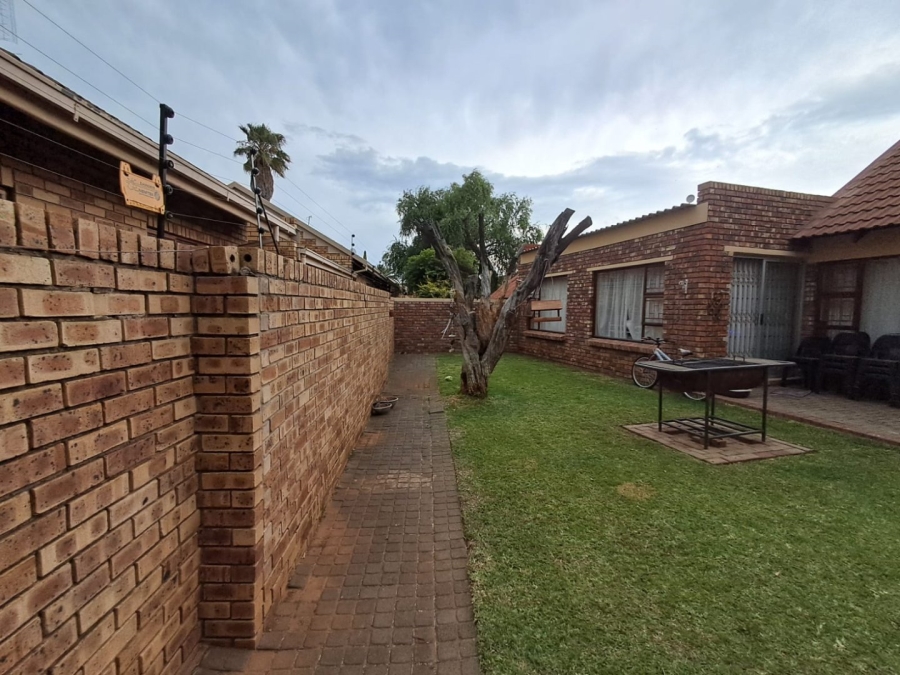 5 Bedroom Property for Sale in Langenhovenpark Free State